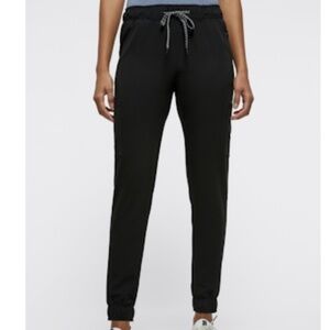 Used Jaanuu women’s mesh-enhanced scrub jogger black size petite xs